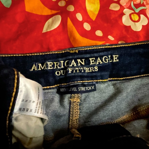✨🌺AEO NWOT Floral Embroidered Distressed Short Shorts🌺✨ - Picture 2 of 6